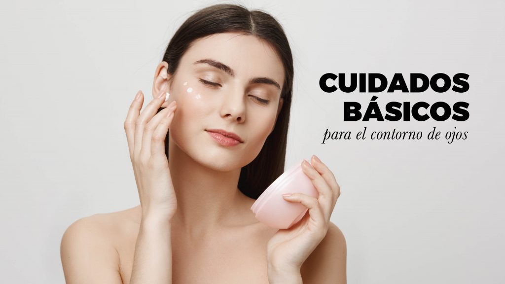 Mujer cuidando su rostro con crema